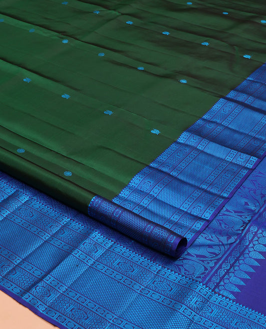 Green Kanchipuram Silk Saree, Enlivened with Mayil and Chakram Thread Buttas on Its Body, Complemented by a Contrast Border of Rekku, Kamalam, Poun, Chakram, Kuyil Kann, and Then Kuli Kann Designs, Jaal Design Pallu, and Paired with a Contrast Blouse