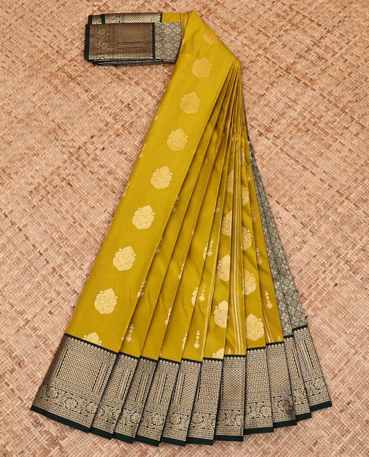 Green Budget Silk Saree, Adorned with Zari Buttas on Its Body, Complemented by a Contrast Traditional Zari Design Border, Grand Jaal Pallu, and Paired with a Contrast Blouse