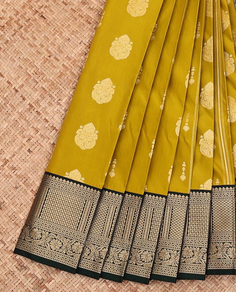 Green Budget Silk Saree, Adorned with Zari Buttas on Its Body, Complemented by a Contrast Traditional Zari Design Border, Grand Jaal Pallu, and Paired with a Contrast Blouse