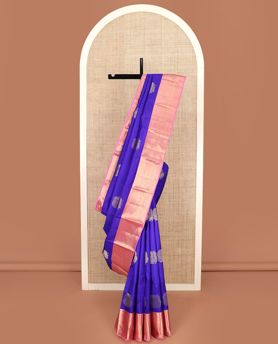 Blue Vasundhara Silk Saree Prettified with Mayil Buttas, Complemented by a Contrast Border of Thilakam, Kathir, Kuyil Kann, Laddu Kamalam, Iru Thalai Pakshi, and Yaali Designs, Pallu Adorned with Geometric Designs, and Paired with a Contrast Blouse