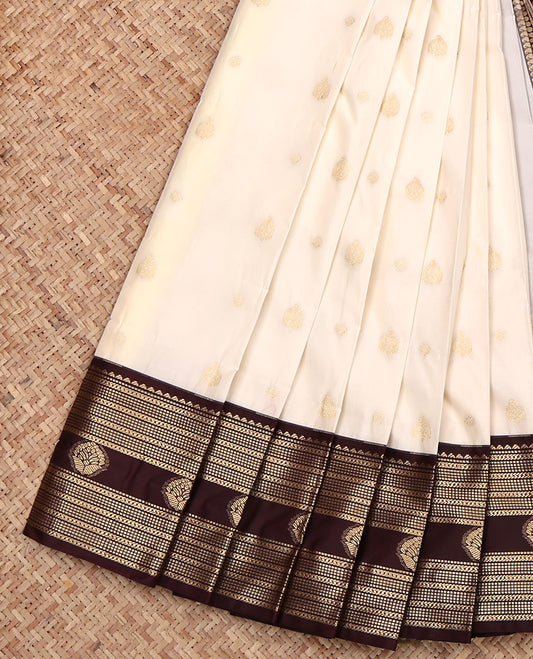 Cream Budget Silk Saree, Highlighted by Zari Buttas on Its Body, Complemented by a Contrast Traditional Zari Design Border, Geometric Patterned Pallu, and Paired with a Contrast Blouse
