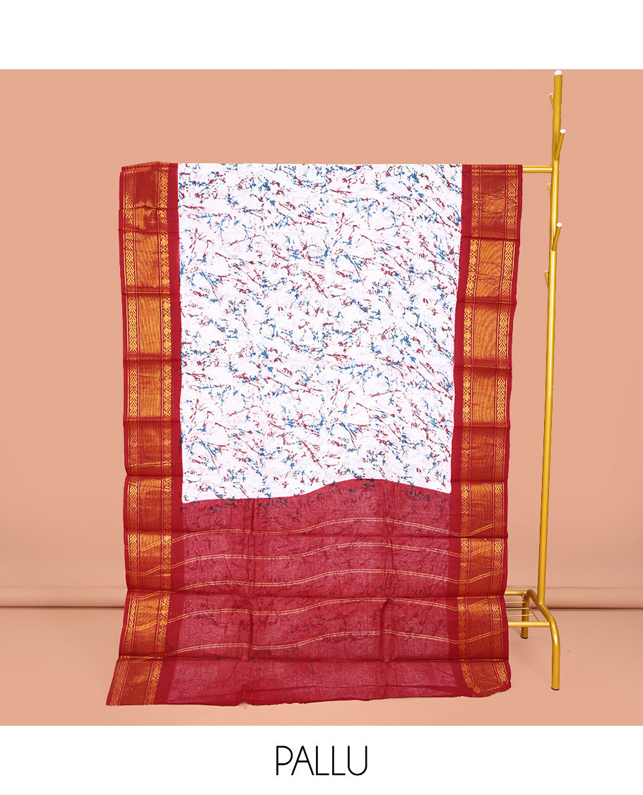 White-Red Sungudi Cotton Saree, Uniquely Adorned with Paint-Like Splashes on Its Body, Complemented by a Contrast Traditional Zari Design Border, Zari-Striped Pallu, and Has No Blouse