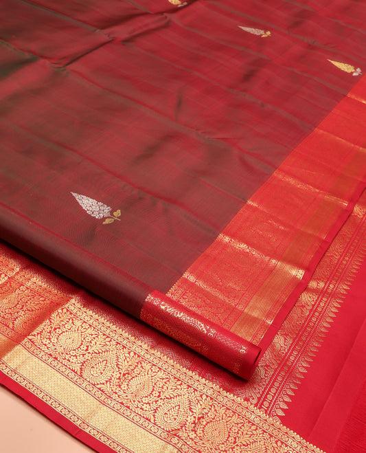 Maroon Kanchipuram Silk Saree, Beautified with Zari Buttas All Over Its Body, Complemented by Contrast Border of Kamalam, Thilakam, and Mayil Kann Designs, Grand Jaal Pallu, and Paired with a Contrast Blouse