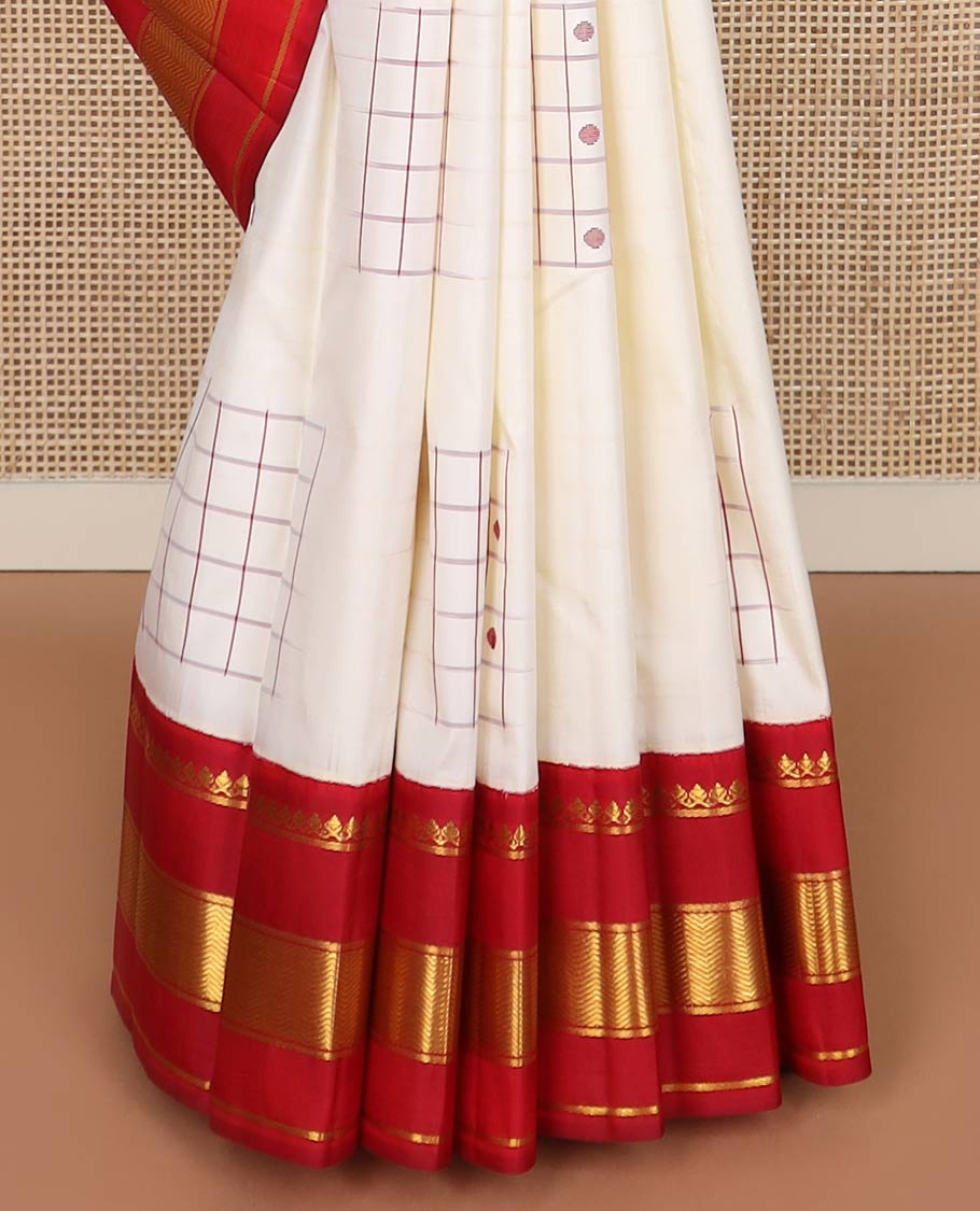 White geometric buttas silk saree, contrast one-sided korvai rettai pettu border of salangai, banaras & vanki designs & jaal pallu