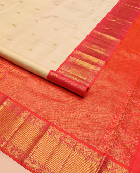 Cream manga buttas Kanchipuram silk saree, contrast ganga jamuna border of thilakam mokku, muthu, kuthirai,  and kodi mayil and yaanai designs, and jaal pallu