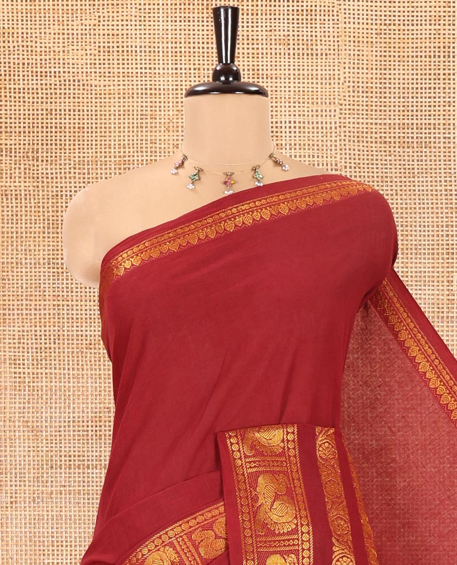 Maroon Plain Sungudi Cotton Saree, Highlighted by Traditional Zari Border of Peacock and Floral Creeper Designs, Subtly Striped Pallu, and Paired with a Contrast Blouse