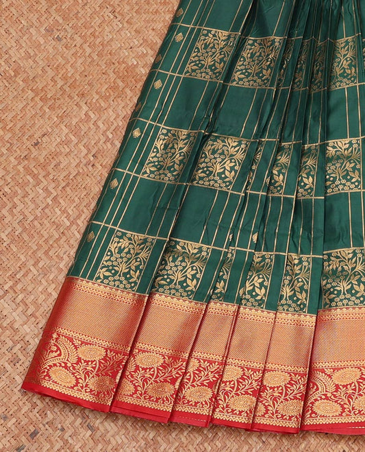 Green Budget Silk Saree, Woven with Jacquard Design, Complemented by a Contrast Traditional Zari Border, Jaal Pallu, and a Contrast Blouse