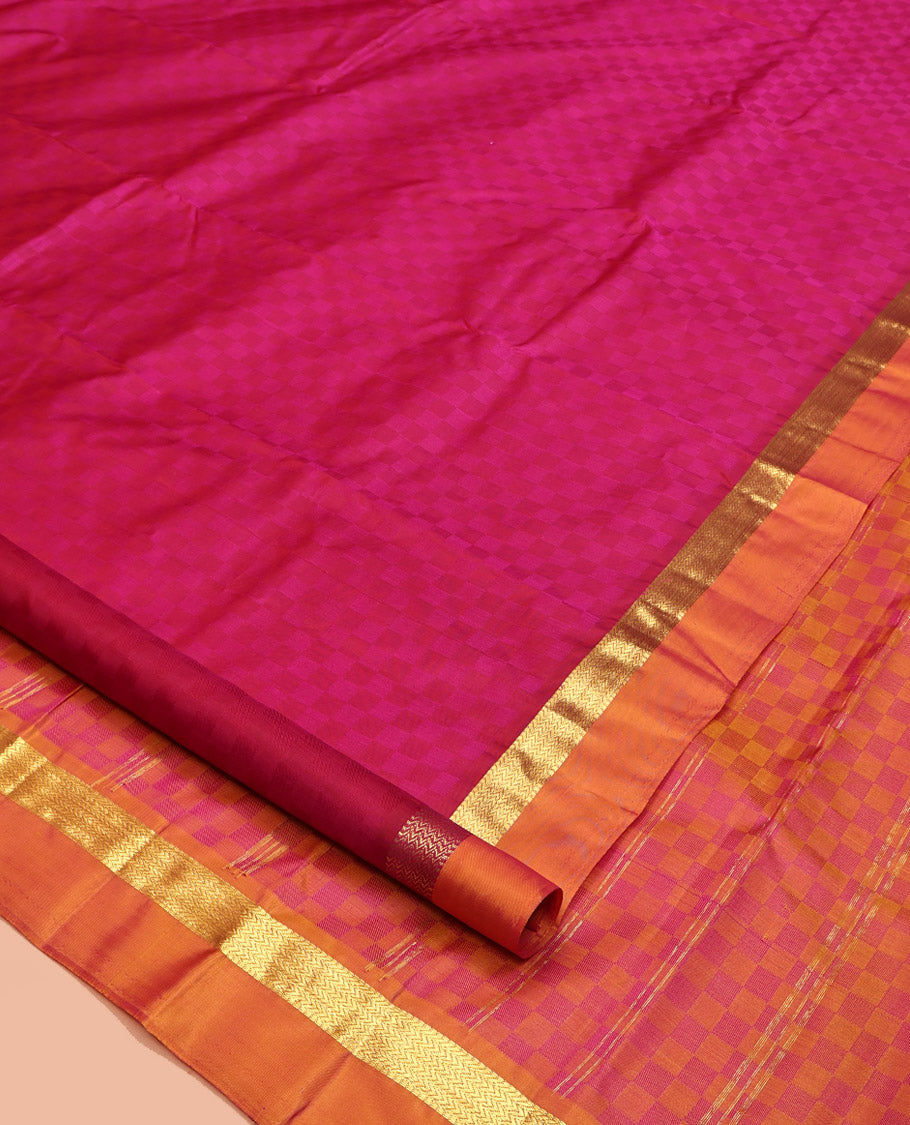 Pink-Shaded Kanchipuram Silk Saree, Sparsely Woven with Paiyaadi Kattam on Its Body, Complemented by Contrast Kal Eragina Border of Muthu, and Vanki Designs, Zari-Striped Pallu, and Paired with a Contrast Blouse