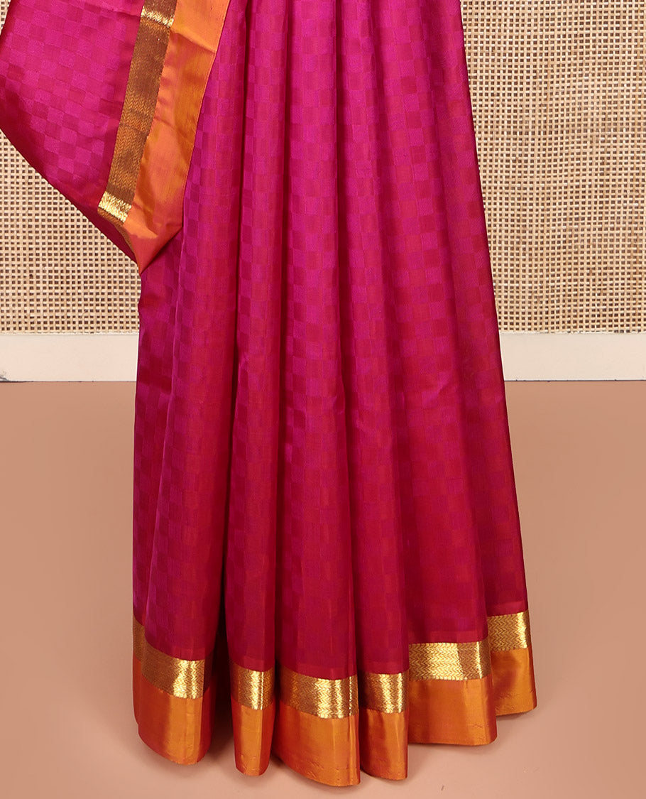Pink-Shaded Kanchipuram Silk Saree, Sparsely Woven with Paiyaadi Kattam on Its Body, Complemented by Contrast Kal Eragina Border of Muthu, and Vanki Designs, Zari-Striped Pallu, and Paired with a Contrast Blouse
