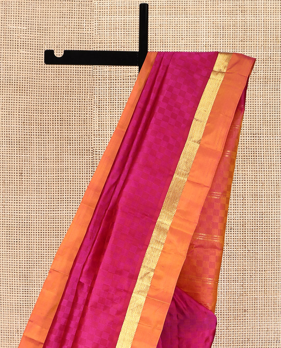 Pink-Shaded Kanchipuram Silk Saree, Sparsely Woven with Paiyaadi Kattam on Its Body, Complemented by Contrast Kal Eragina Border of Muthu, and Vanki Designs, Zari-Striped Pallu, and Paired with a Contrast Blouse