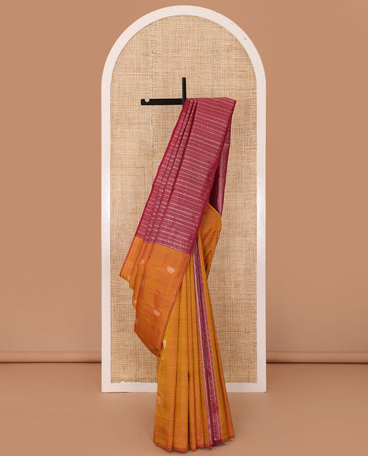 Borderless orange manga zari buttas Kanchipuram silk saree, contrast geometric patterned pallu