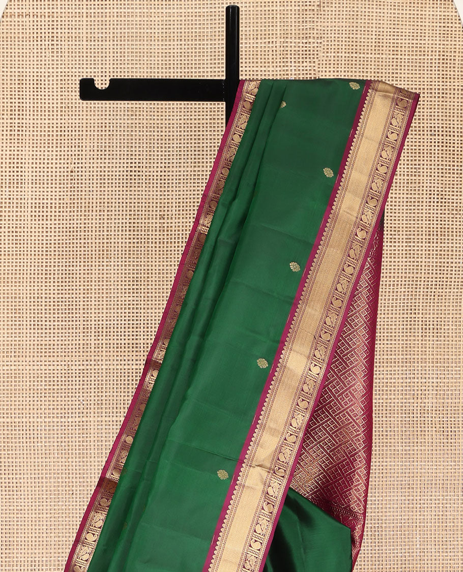 Green Kanchipuram Silk Saree, Gracefully Embellished with Zari Buttas All Over Its Body, Complemented by a Contrast Border of Manga and Mayil Designs, Grand Jaal Pallu, and Paired with a Contrast Blouse