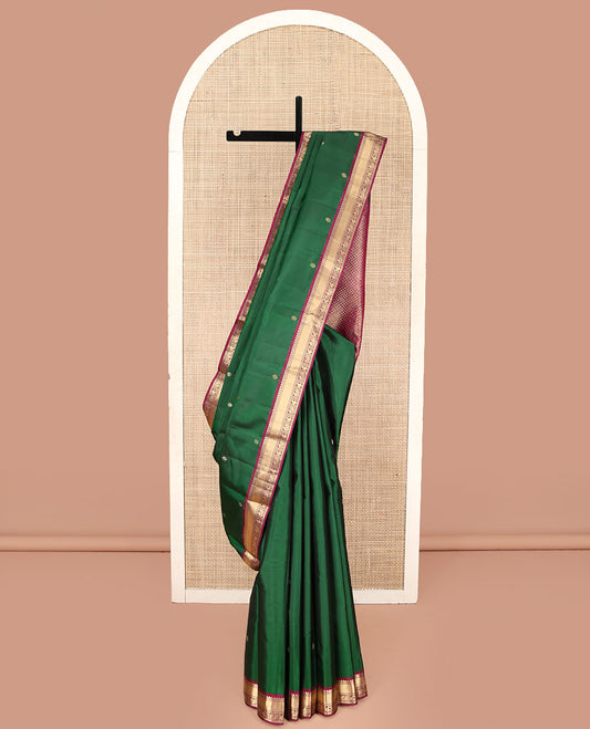Green Kanchipuram Silk Saree, Gracefully Embellished with Zari Buttas All Over Its Body, Complemented by a Contrast Border of Manga and Mayil Designs, Grand Jaal Pallu, and Paired with a Contrast Blouse