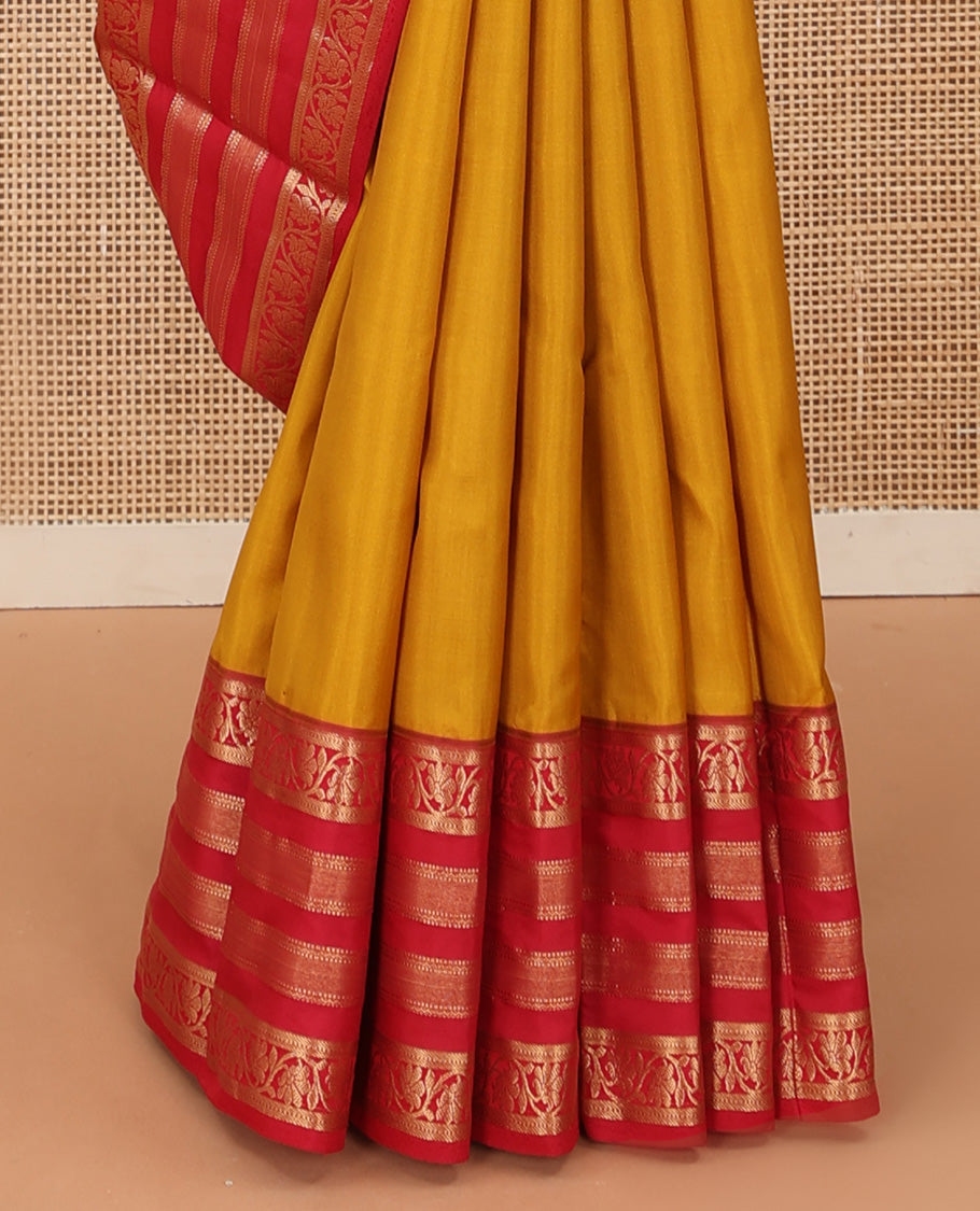 Yellow plain Kanchipuram silk saree, contrast border of muthu, neli, and kodi visiry designs, and diagonally woven pallu