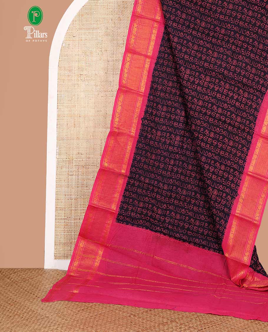 Navy blue with rani pink tamil letters printed sungudi cotton saree with contrast jacquard border & seer pallu along with plain blouse