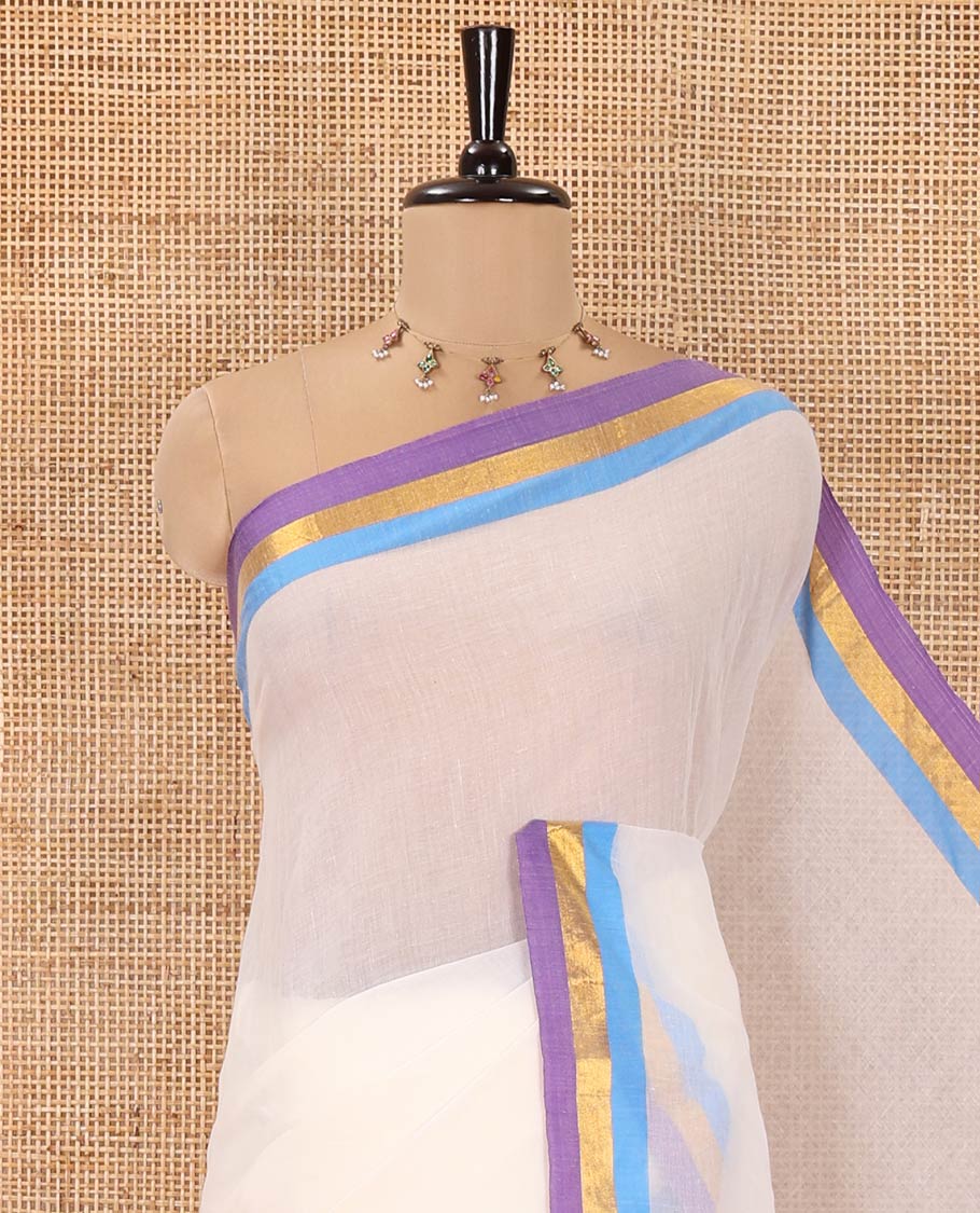 Cream Khadi Mul Cotton Saree, Complemented by Contrast Border, Plain Pallu, and Paired with a Matching Blouse