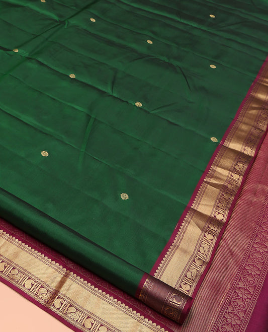 Green Kanchipuram Silk Saree, Gracefully Embellished with Zari Buttas All Over Its Body, Complemented by a Contrast Border of Manga and Mayil Designs, Grand Jaal Pallu, and Paired with a Contrast Blouse