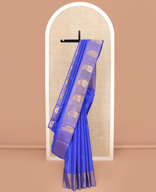 Blue Kanchipuram Silk Saree Featuring All-Over Zari Buttas, Highlighted by a Contrast Border with Manga Zari Buttas, and a Pallu Adorned with Mayil Motifs, Paired with a Subtle Contrast Plain Blouse