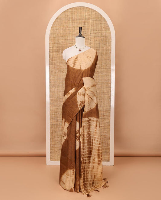 Borderless beige shibori-printed jute tussar silk saree, contrast shibori-printed pallu & contrast blouse