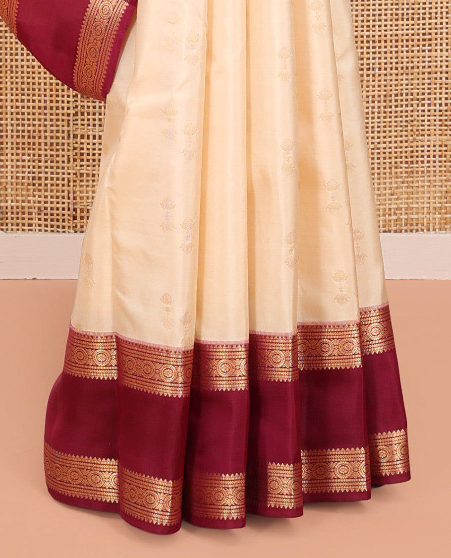 Cream Vasundhara Silk Saree, Steeped in Richness of Zari Buttas All Over Its Body, Complemented by a Contrast Rettai Pettu Border of Rekku, Muthu, and Chakram Designs, Grand Pallu, and Paired with a Contrast Blouse
