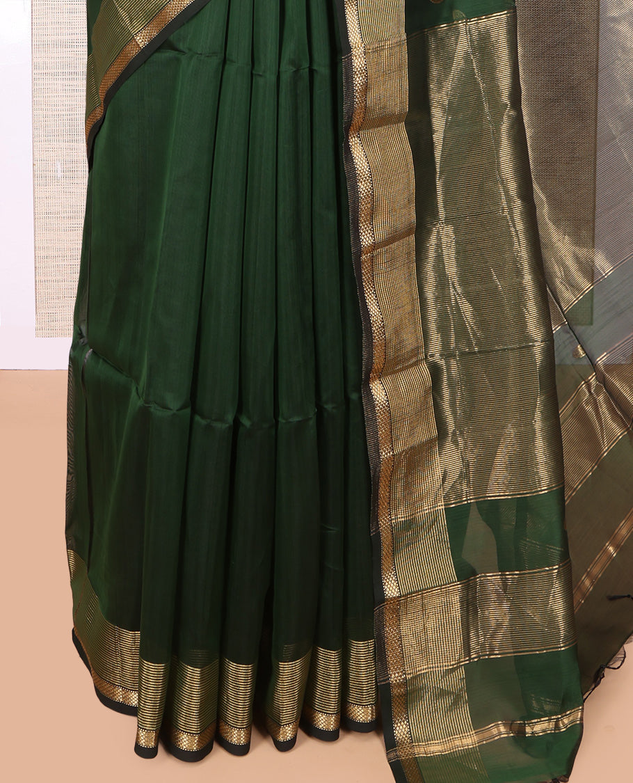 Green Maheshwari Cotton Saree, Accentuated with Buttas, a Contrast Traditional Zari Border, Gleaming Zari Woven Pallu, and a Matching Blouse