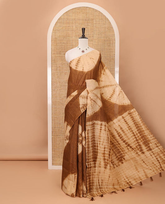 Borderless beige shibori-printed jute tussar silk saree, contrast shibori-printed pallu & contrast blouse