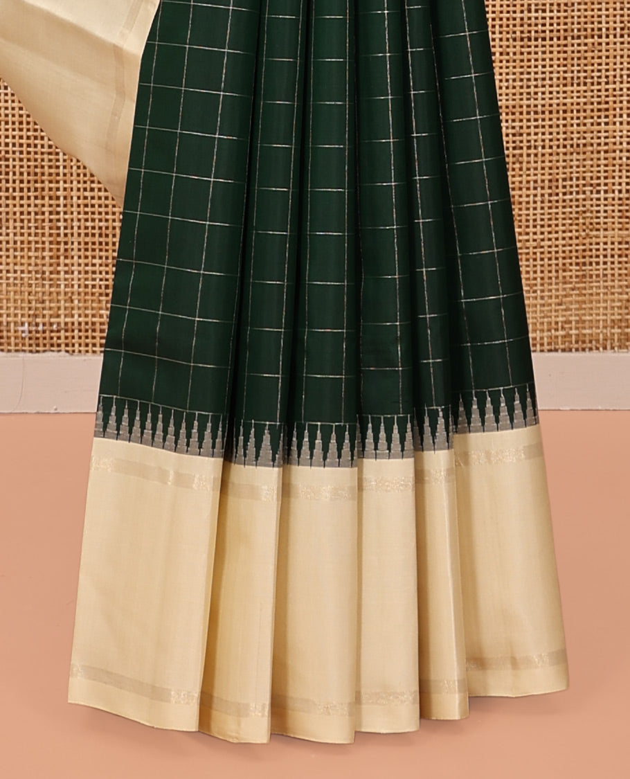 Green Checked Kanchipuram Silk Saree, Complemented by a Contrast Bodi Zari Border, Seppu Rekku Pallu, and Contrast Blouse