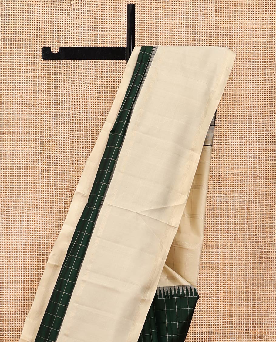 Green Checked Kanchipuram Silk Saree, Complemented by a Contrast Bodi Zari Border, Seppu Rekku Pallu, and Contrast Blouse