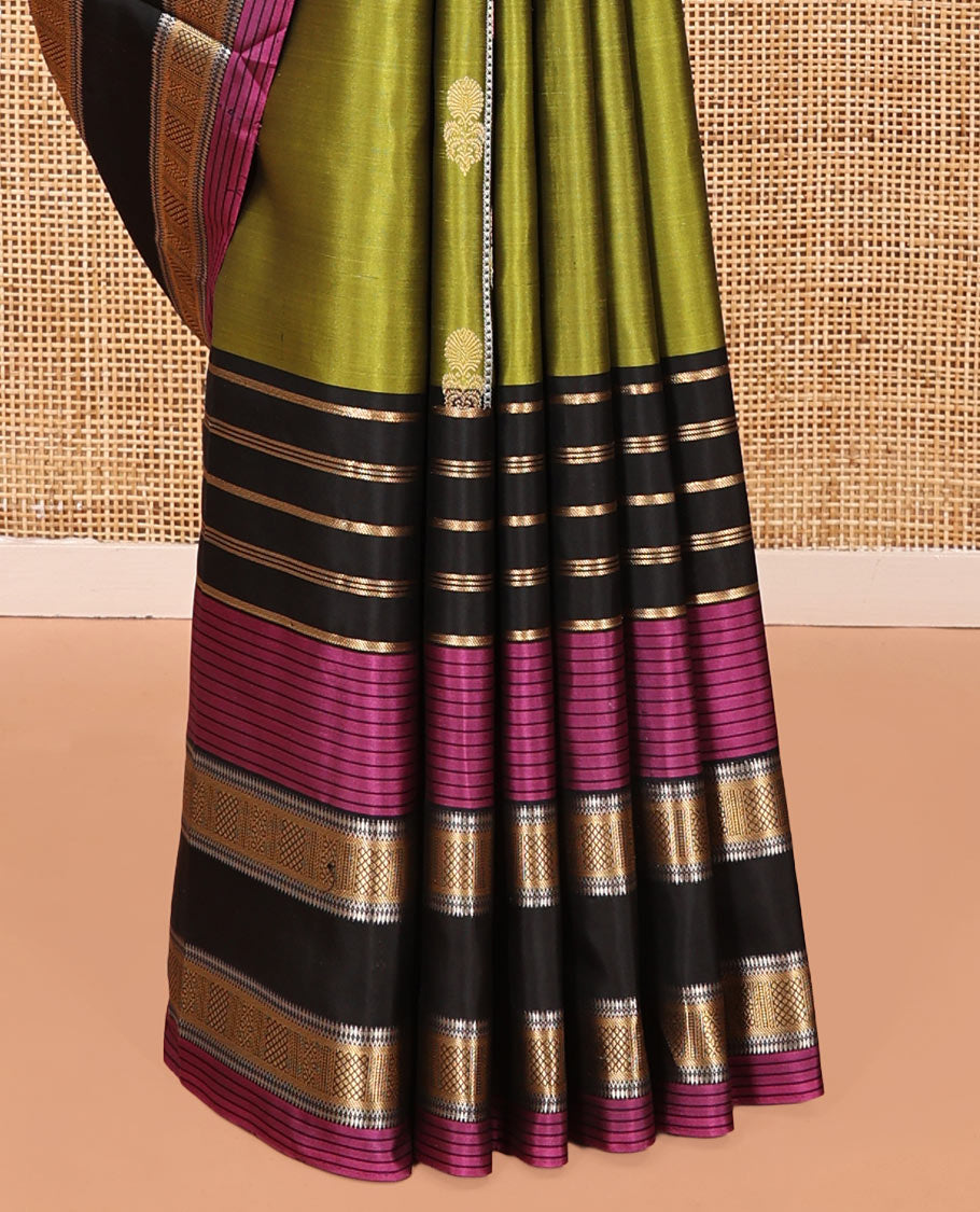 Green Mayuri Soft Silk Saree, Woven with Zari Buttas All Over Its Body, Complemented by a Contrast Border of Traditional Zari Designs, Pallu of Vanki Designs, and Paired with a Contrast Blouse