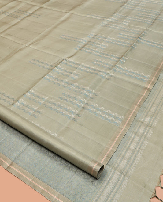 Green Mayuri Soft Silk Saree, Adorned with Buttas, a Subtle Border, Pallu of Jaal Design, and a Matching Blouse