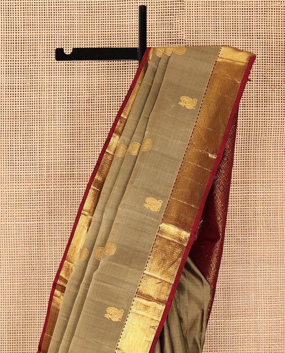 Grey Kanchipuram Silk Saree, Accentuated with Mayil and Chakram Buttas All Over Its Body, Complemented by Contrast Border of Rekku and Kathir Designs, Grand Pallu of Traditional Designs, and Paired with a Contrast Blouse