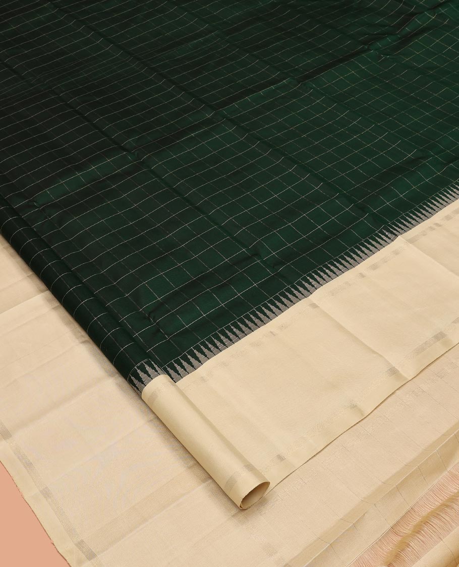 Green Checked Kanchipuram Silk Saree, Complemented by a Contrast Bodi Zari Border, Seppu Rekku Pallu, and Contrast Blouse