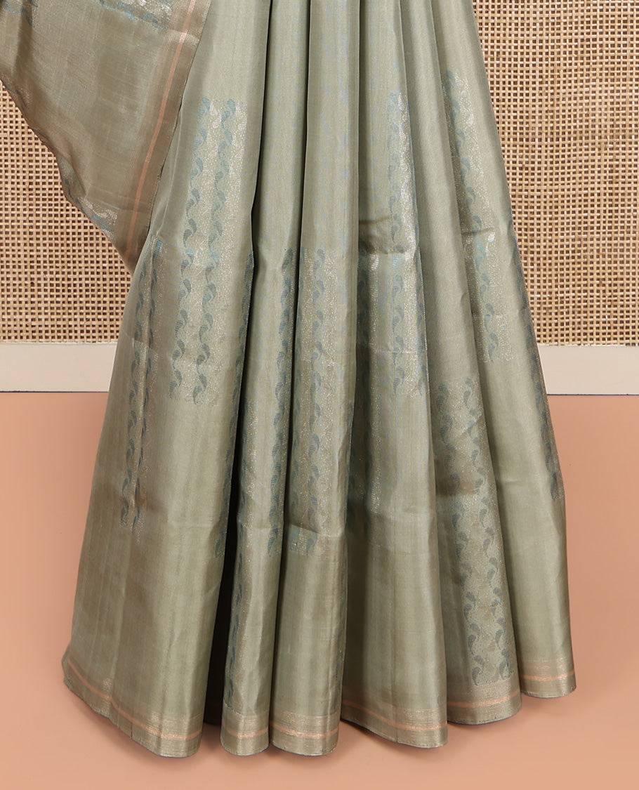 Green Mayuri Soft Silk Saree, Adorned with Buttas, a Subtle Border, Pallu of Jaal Design, and a Matching Blouse