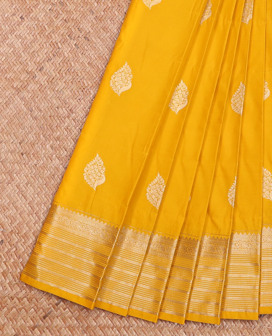 Yellow Budget Silk Saree Artfully Detailed with Zari Peacock Buttas, Featuring a Traditional Zari-Design Steeped Border, Captivating Contrast Jaal Pallu, and a Contrast Blouse