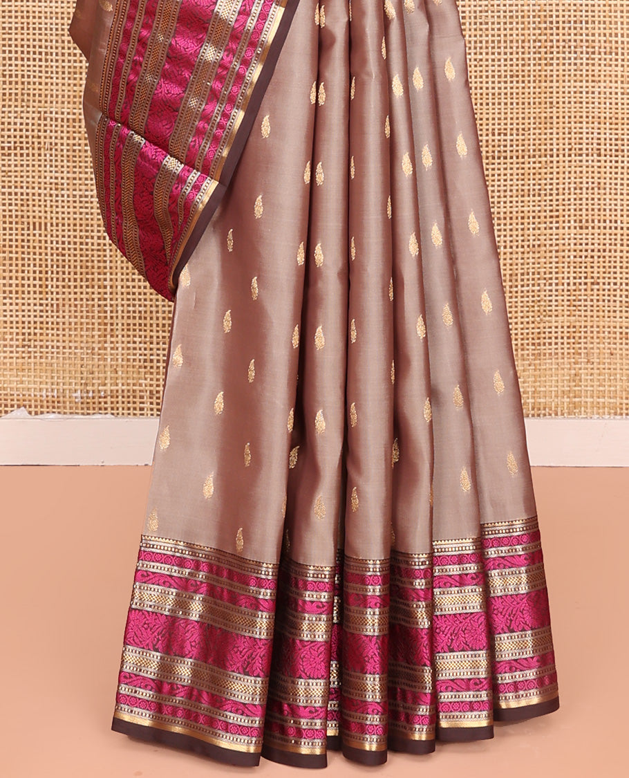 Grey Vasundhara Lite Silk Mix Saree, Subtly Woven with Zari Buttas All Over Its Body, Complemented by Contrast Border of Kodi Visiry Designs, Pallu Steeped with Chakram Designs, and Paired with a Contrast Blouse