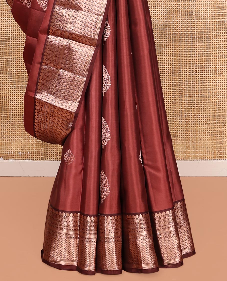 Redwood Colored Vasundhara Silk Saree, Spotlighted with Zari Buttas on Its Body, Complemented by Contrast Border of Thilakam Mokku, Diamond, Rettai Neli, and Kathir Designs, Intricately Designed Pallu, and Paired with a Contrast Blouse