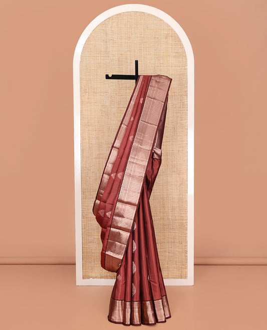 Redwood Colored Vasundhara Silk Saree, Spotlighted with Zari Buttas on Its Body, Complemented by Contrast Border of Thilakam Mokku, Diamond, Rettai Neli, and Kathir Designs, Intricately Designed Pallu, and Paired with a Contrast Blouse