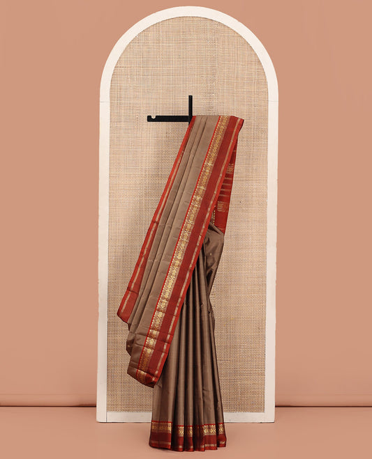 Brown Plain Kanchipuram Silk Saree, Complemented by a Captivating Contrast Rettai Pettu Border of Thazampoo Rekku, Neli, and Jada Nagam Designs, Zari Woven Pallu, and Paired with a Contrast Blouse