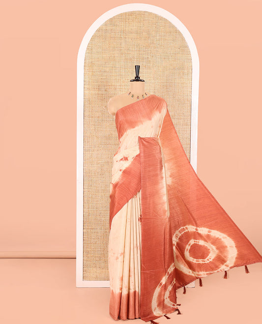 Cream and Rust Jute Tussar Saree Subtly Decked Up with Shibori Print, Captivating Contrast Border of Shibori Print, Pallu of the Same Shibori Print, and Comes with a Contrast Blouse