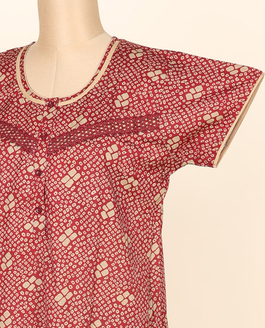 Red bandhani motifs printed & lace border round neck cotton half-sleeve button-type nighty 