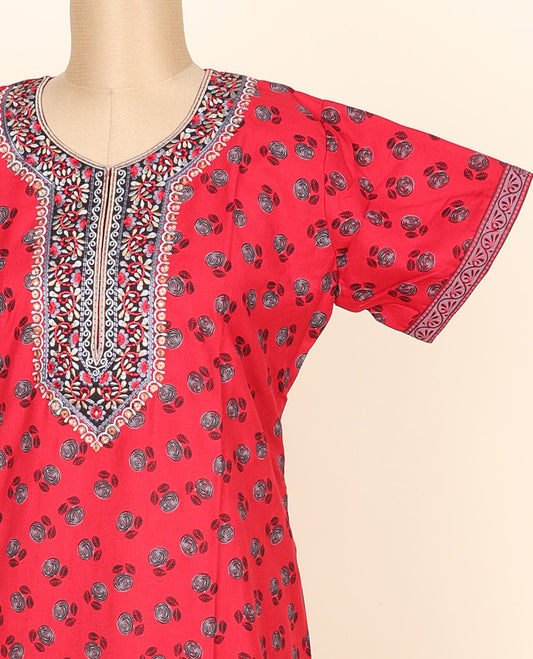 Red floral motifs printed & thread embroidered round neck cotton half-sleeve nighty