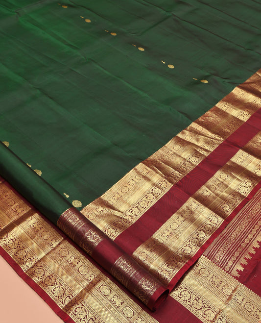 Green Kanchipuram Silk Saree, Woven with Zari Buttas All Over Its Body, Complemented by a Contrast Border of Rekku, Muthu, Kuthirai, Chakram, Mayil Kann, and Kodi Visiry Designs, Grand Jaal Pallu, and Paired with a Contrast Blouse