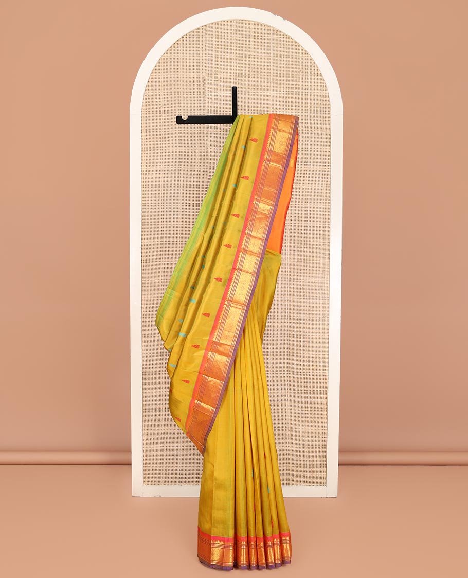 Mustrad Kanchipuram Silk Saree, Delicately Woven with Thread Buttas on Its Body, Complemented by a Contrast One-Sided Border of Thilakam Mokku, Banaras, Muthu and Jaal Designs, Pallu Features Zari Designs, and Comes Without a Blouse