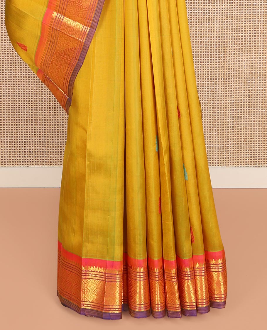 Mustrad Kanchipuram Silk Saree, Delicately Woven with Thread Buttas on Its Body, Complemented by a Contrast One-Sided Border of Thilakam Mokku, Banaras, Muthu and Jaal Designs, Pallu Features Zari Designs, and Comes Without a Blouse