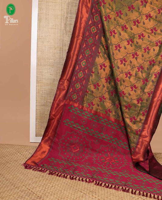 Mehendi green patola design litchi silk saree with contrast border & contrast pallu along with contrast blouse