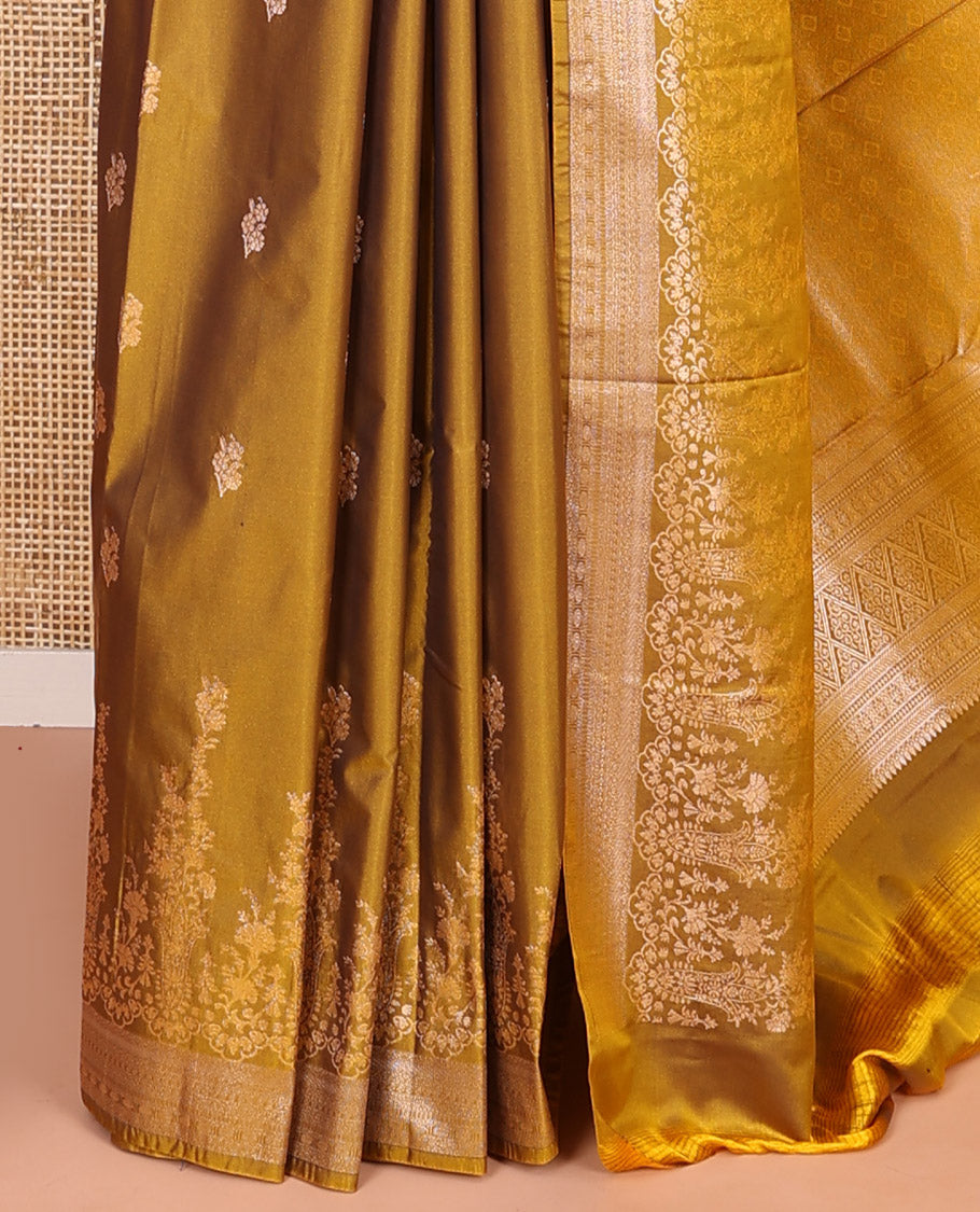 Mustrad Budget Silk Saree, Detailed with Floral Zari Buttas All Over Its Body, Highlighted by a Zari Border of Floral Designs, Grandly Woven Jaal Pallu, and Paired with a Matching Blouse
