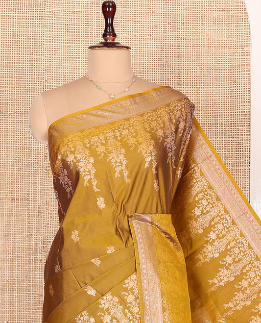 Mustrad Budget Silk Saree, Detailed with Floral Zari Buttas All Over Its Body, Highlighted by a Zari Border of Floral Designs, Grandly Woven Jaal Pallu, and Paired with a Matching Blouse