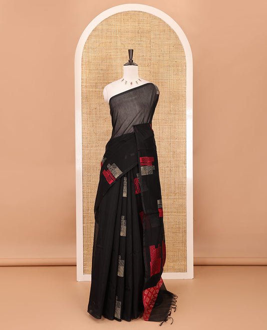 Borderless black geometric-patterned buttas kota cotton saree, jaal-patterned pallu & matching jaal-patterned blouse
