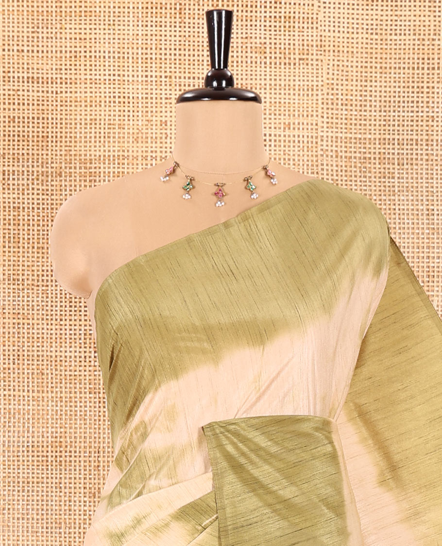Cream and Green Jute Tussar Saree Subtly Accentuated with Shibori Print, Captivating Contrast Border of Shibori Print, Pallu of the Same Shibori Print, and Comes with a Contrast Blouse