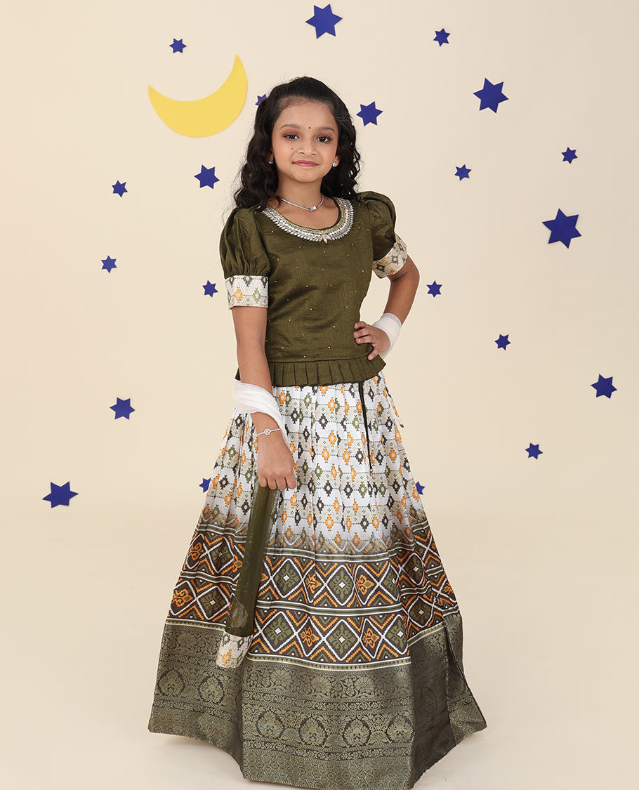 Multi-color cholly set features intricately designed skirt, contrast embroidered puff-sleeve blouse & net dupatta
